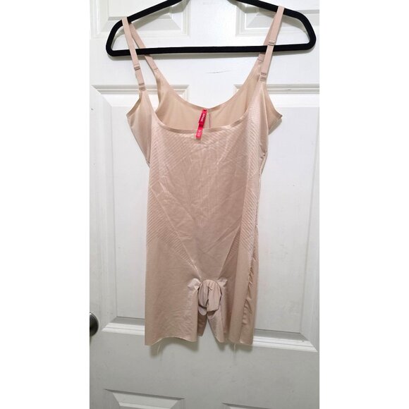 Spanx Womens Beige Shapewear Bodysuit With Adjustable Straps Size M/M Nylon/Span - Picture 2 of 7